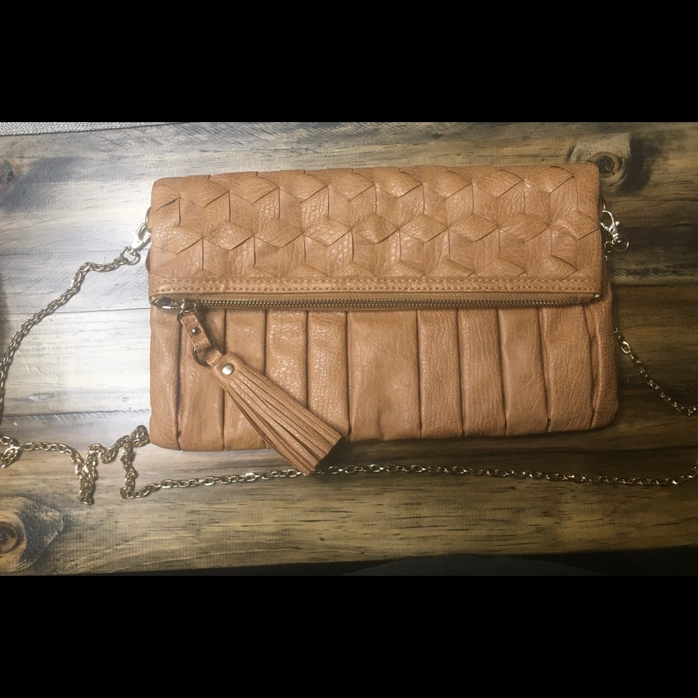 Camel clutch with removable gold chain